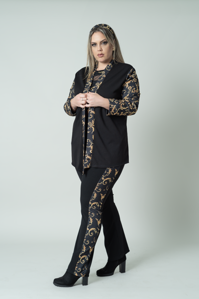 Kimono de mujer con detalles dorados