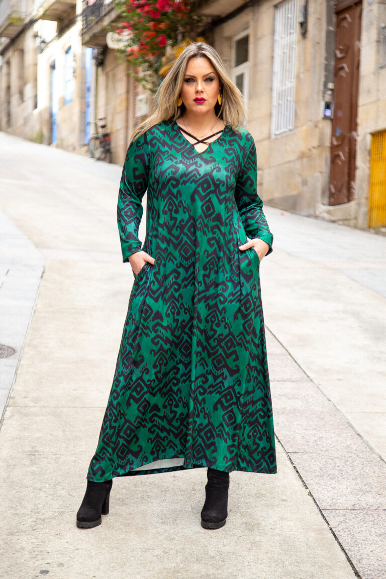 Vestido largo en talla grande estampado con bolsillos.